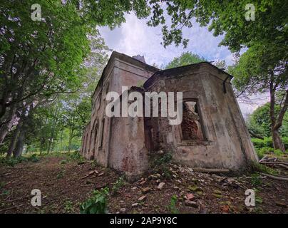 Alten, verlassenen Ruinen der St. Nikolaus Kirche in Estland. Die üppigen Laub der Bäume und Wald, die die Schönheit dieser historischen Ruine. Stockfoto