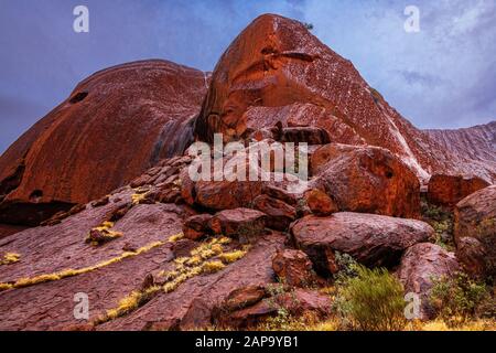 Uluru (Ayres Rock) im Regen nach einer langen Dürre. Northern Territory, Australien Stockfoto