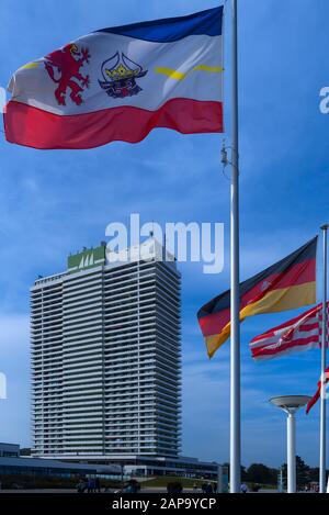 Schwenkende Flagge Mecklenburg-Vorpommern im Back Hotel Maritim, Travemünde, Schleswig-Holstein, Deutschland Stockfoto