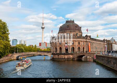 Ausflugsboot auf der Spree vor dem Bode-Museum, hinter dem Berliner Fernsehturm Alex, Museumsinsel, Berlin-Mitte, Berlin, Deutschland Stockfoto