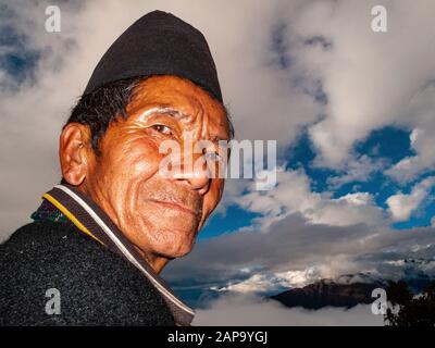 Porträt eines ortsansässigen Mannes, der einen schwarzen Dhaka Topi trägt, den traditionellen Hut Stockfoto