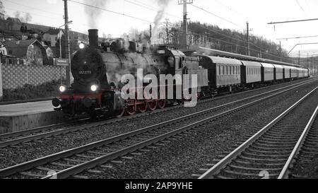 Historische Eisenbahn mit Oebb-Dampfmaschine der Baureihe 657, Voecklerbruck, Oberösterreich, Österreich Stockfoto