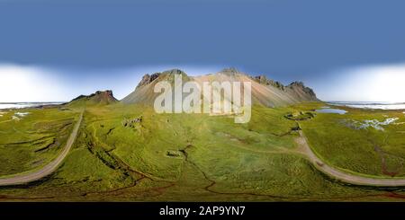 360 Grad isländische Luftlandschaften mit einem wikingerdorf in Stokksnes. Umgebungskarte für äquirechteckige Projektion. Rundblick auf die Weste Stockfoto