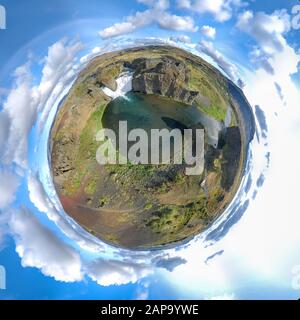 Epischer Luftdronblick, der an einem sonnigen Tag über die Landschaft des Hjalparfoss Wasserfalls und der Lagune fliegt. Kleines Planetenpanorama Stockfoto