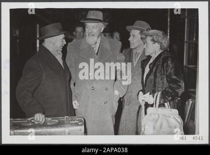 Ankunft von Harald Kreutzberg am Hauptbahnhof in Amsterdam Beschreibung: Ankunft von Harald Kreutzberg [Tänzer und Choreograf] am Hauptbahnhof in Amsterdam, der eine Tour durch unser Land machen wird. Vlnr. Harald Kreutzberg, sein Unterdrücker Ernst Kraus, Herr und Frau Wilekens (Pianist von Harald Kreutzberg) Anmerkung: Harald Kreutzberg (1902-1968) war ein deutscher Tänzer und Choreograf Datum: 1. November 1950 Ort: Amsterdam, Noord-Holland Schlüsselwörter: Ankünfte, Ballett, Choreografen, Tanz, Musiker Personenname: Krause E., Kreutzberg, Harald, Wilekens Stockfoto