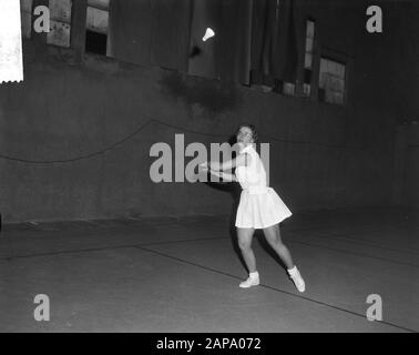 Benelux-Badminton-Turnier im Tennispark Marlot in den Haag Datum: 16. januar 1965 Standort: Den Haag, Zuid-Holland Schlüsselwörter: Tennis Stockfoto