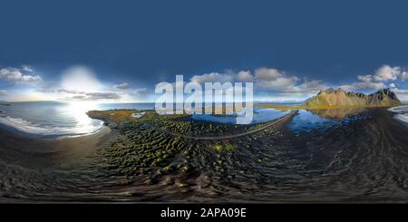 360 Grad isländische Luftlandschaft des schwarzen Sandstrands in Stokksnes. Umgebungskarte für äquirechteckige Projektion. Vollsphärisches Panorama Von Ve Stockfoto