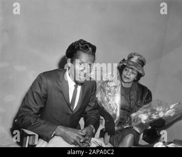 Ankunft Chuck Berry (Sänger) auf Schiphol, Chuck Berry und Lucy Ann während der Pressekonferenz Datum: 3. Februar 1965 Ort: Noord-Holland, Schiphol Schlüsselwörter: Ankunft, Pressekonferenzen, Sänger persönlicher Name: Chuck Berry Stockfoto