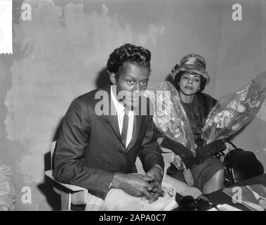 Ankunft Chuck Berry (Sänger) auf Schiphol, Chuck Berry und Lucy Ann während der Pressekonferenz Datum: 3. Februar 1965 Ort: Noord-Holland, Schiphol Schlüsselwörter: Ankunft, Pressekonferenzen, Sänger persönlicher Name: Chuck Berry Stockfoto