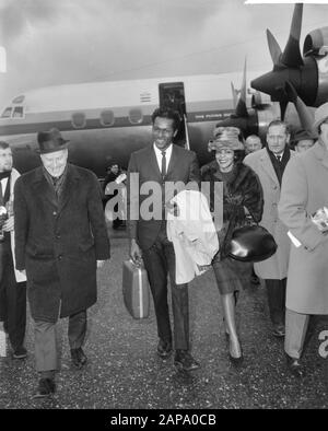 Ankunft Chuck Berry (Sänger) auf Schiphol, Chuck Berry und Lucy Ann während der Pressekonferenz Datum: 3. Februar 1965 Ort: Noord-Holland, Schiphol Schlüsselwörter: Ankunft, Pressekonferenzen, Sänger persönlicher Name: Chuck Berry Stockfoto