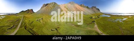 360 Grad isländische Luftlandschaften mit einem wikingerdorf in Stokksnes. 360 Panorama-Blick auf den Vestrahorn-Berg an einem sonnigen Tag. Stockfoto