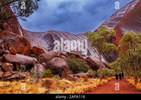 Uluru (Ayres Rock) im Regen nach einer langen Dürre. Northern Territory, Australien Stockfoto