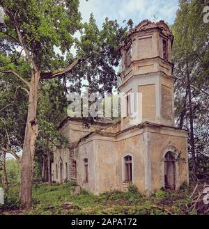 Alten, verlassenen Ruinen der St. Nikolaus Kirche in Estland. Die üppigen Laub der Bäume und Wald, die die Schönheit dieser historischen Ruine. Stockfoto