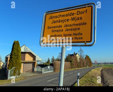 21. Januar 2020, Brandenburg, Jänschwalde-Dorf: Das Ortsschild der Lausitzer Gemeinde Jänschwalde-Dorf. Der Fahrplan des Bundes für den Abbau der Brauner mit den Fristen für die Kraftwerke Jänschwalde und Schwarze Pumpe (beide Spree-Neiße) ist im Landkreis Brandenburg-Lausitz unterschiedlich erhalten. Nach Plänen soll das Braunkraftwerk Jänschwalde zwischen 2025 und 2028 stillgelegt werden. Zwei Blöcke wurden bereits in den letzten zwei Jahren stillgelegt. Dort sind rund 850 Menschen beschäftigt. Das Kraftwerk Schwarze Pumpe, das rund 330 Mitarbeiter beschäftigt, Stockfoto