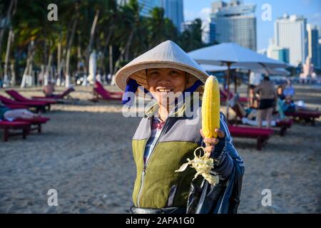 Eine Vietnamesin verkauft Mais an einem Strand in Nha Trang, Vietnam. Abend des 9. Januar 2020 Stockfoto
