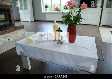 Christlichen detaillierte - traditionelle polnische Eltern Ehe Segen für Braut und Bräutigam vor der Hochzeit. Stockfoto