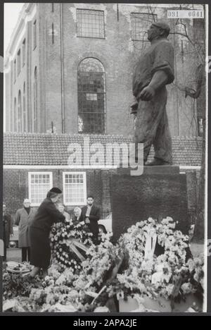 Die israelische Außenministerin wurde im Rathaus von Amsterdam von der Bürgermeisterin Van Hall, Frau Golda Meir während der Kranzniederlegung am Dokwerker Datum: 27. Februar 1964 Ort: Amsterdam, Noord-Holland Schlüsselwörter: Kränze, Minister, Kriegsdenkmale persönlicher Name: Meir, Golda empfangen Stockfoto