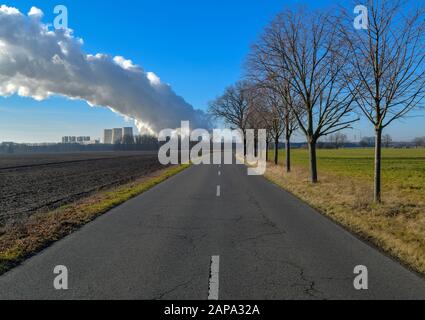 21. Januar 2020, Brandenburg, Jänschwalde-Dorf: Wasserdampf steigt aus den Kühltürmen des Braunkraftwerks Jänschwalde der Lausitz Energie Bergbau AG (LEAG). Der Fahrplan des Bundes für den Abbau der Brauner mit den Fristen für die Kraftwerke Jänschwalde und Schwarze Pumpe (beide Spree-Neiße) ist im Landkreis Brandenburg-Lausitz unterschiedlich erhalten. Nach Plänen soll das Braunkraftwerk Jänschwalde zwischen 2025 und 2028 stillgelegt werden. Zwei Blöcke wurden bereits in den letzten zwei Jahren stillgelegt. Dort sind rund 850 Menschen beschäftigt. Stockfoto