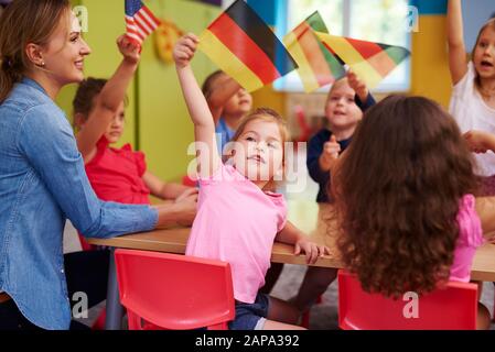 Eine Gruppe von Vorschulkindern lernt Sprachen Stockfoto