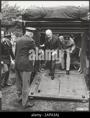 Der bundespräsident Dr. H. Lübke besuchte heute die niederländischen Soldaten im Camp Seedorf bei Bremen. am Nachmittag hatte der präsident eine Demonstration von Centurion- und AMX-Tanks auf dem Trainingsgelände gesehen. Er wurde in einem geschlossenen gepanzerten Fahrzeug hierher gebracht, dessen Heckklappe sich öffnet, um die Passagiere aussteigen zu lassen. Linker Brigade-General J.D. Berghuijs, Befehlshaber der niederländischen Truppen in Deutschland, rechter General E.J.C. van Hootegem, Kommandeur des Ersten Armeekorps Datum: 21. Juli 1967 Standort: Bremen, Deutschland, Seedorf Schlüsselwörter: Kommandeure, Lager, Armee, Militär, Übungen, Präsidenten persönlicher Name: Berghuijs J D, Hoote Stockfoto