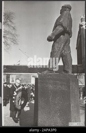 Bürgermeister Samkalden legt beim Gedenken an den Februarstreik am J.D. Meijerplein einen Kranz auf den Dokwerker ab Datum: 25. Februar 1968 Ort: Amsterdam, Noord-Holland Schlüsselwörter: Bürgermeister, Gedenkfeiern, Streiks, Statuen, persönlicher Name des zweiten Weltkriegs: Samkalden, Ivo Stockfoto