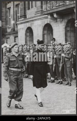 Der Botschafter Indiens, B. N. Chakravarty, inspiziert die Ehrenwache bei der Ankunft im Palast am Dam Platz, wo ihn Königin Juliana in Abschiedsaudienz empfangen wird Datum: 18. August 1954 Ort: Amsterdam, Noord-Holland Schlüsselwörter: Diplomaten, Ehrenschützen, Inspektionen, Quittungen persönlicher Name: Chakravarty B N Stockfoto