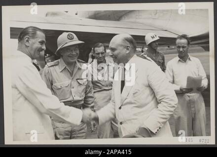 Ankunft Generalkommissar in Batavia. Dr. Max van Poll (rechts) wird am ...