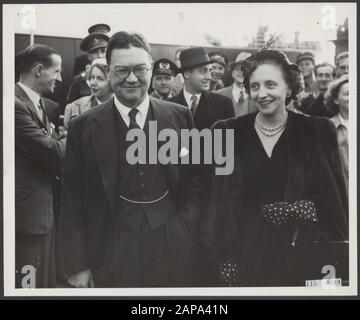 Ankunft von Margaret Truman, Sängerin und Tochter des amerikanischen präsidenten, verlässt das Nachtboot in Hoek van Holland. Sie wird begleitet von der amerikanischen Botschafterin Selden Chapin Datum: 12. Juni 1951 Ort: Hoek van Holland Schlüsselwörter: Besuche, Diplomaten, Frauen, Sänger persönlicher Name: Chapin Selden, Truman, Margaret Stockfoto