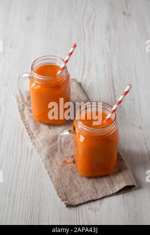 Hausgemachte Mango Karotte Smoothie in Gläsern, Low Angle View. Stockfoto