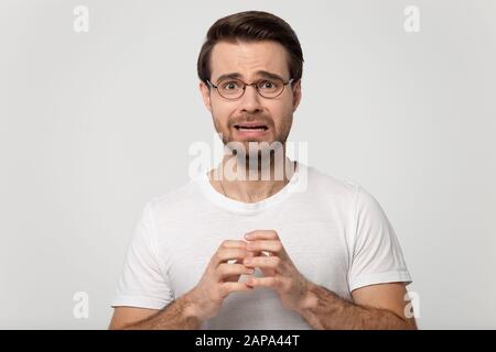 Kopfschussporträt eines tausendjährigen verängstigenden Mannes in Brillen. Stockfoto