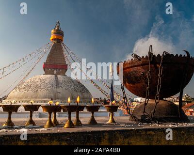 Tibetische Butterlampen brennen und rauchen in Boudha Stupa Stockfoto