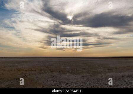 Getrockneter See, Wüste in Kasachstan, Salzsee, trockener See in der Steppe und bewölkter Himmel Stockfoto