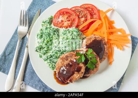Hausgemachter Rinderburger salisbury Steak mit Gemüse und pommes frites Stockfoto
