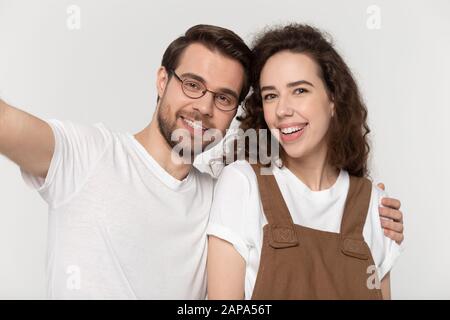 Glückliches, tausendjähriges liebevolles lächelndes Paar, das selfie anschoss. Stockfoto