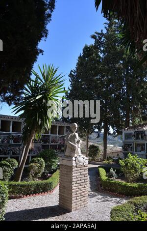 Statue der Familie Galvez auf dem Friedhof von Macharaviaya, Spanien Stockfoto