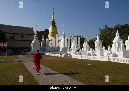 Thailand buddhistischer Mönch in orangefarbenem Kleid, der im Tempel spazieren geht, Wat Suandok chiang Mai Thailand Thai asian Stockfoto