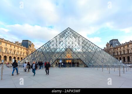 Paris, Frankreich, 16. Januar 2019 - Der Louvre in Paris, mit Pyramid Stockfoto