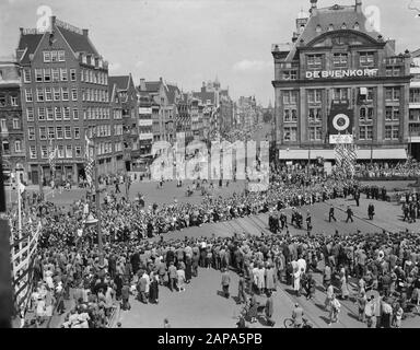 Besuch des französischen präsidenten René Coty und seiner Frau in Amsterdam, Kranzniederlegung auf dem Staudamm am Nationaldenkmal Datum: 21. Juli 1954 Ort: Amsterdam, Noord-Holland Schlüsselwörter: Besuche, Papiere, Präsidenten Stockfoto