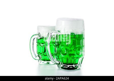 Traditionelles grünes Bier vom St. Patrick's Day, isoliert auf weißem Hintergrund. Stockfoto