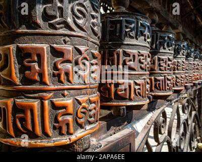 Gebetmühlen am Tempel Swayambhunath Stupa Stockfoto