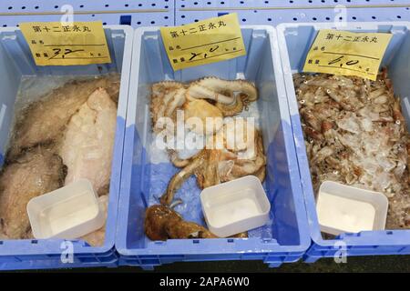 Iwaki, Japan. Januar 2020. Fische zum Verkauf werden auf dem Fischmarkt des Onahama-Ports in der Präfektur Fukushima gesehen. Die Pressetour wird vom Foreign Press Center Japan in Zusammenarbeit mit den Behörden der Präfektur Fukushima organisiert, um die Wiederauffüllungsbemühungen nach dem Atomunfall zu präsentieren, der durch das Erdbeben und den Tsunami im Osten Japans 2011 vor den Olympischen und Paralympischen Spielen in Tokio 2020 ausgelöst wurde. Credit: Rodrigo Reyes Marin/ZUMA Wire/Alamy Live News Stockfoto