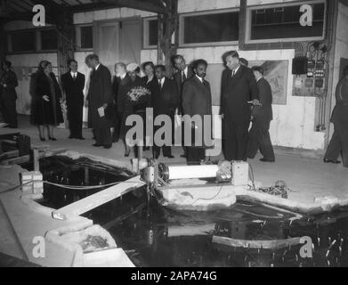 Beschreibung: Besuchen Sie Kaiser Selassie, zweiter Tag, Delft Waterloop Labor Datum: 4. November 1954 Ort: Delft, Süd-Holland Schlüsselwörter: Besuche, Labore persönlicher Name: Haile Selassie, Kaiser von Äthiopien Stockfoto