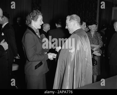 Kongress International Union of Catholic Workers a.o. Miss Dr. M. A. Klompé und Monseigneur Alfrink Datum: 18. März 1955 Standort: Scheveningen, Zuid-Holland Stichwörter: Kongresse persönlicher Name: Alfrink, J. B., Klompé, Name der Einrichtung Marga: Kurhaus Stockfoto