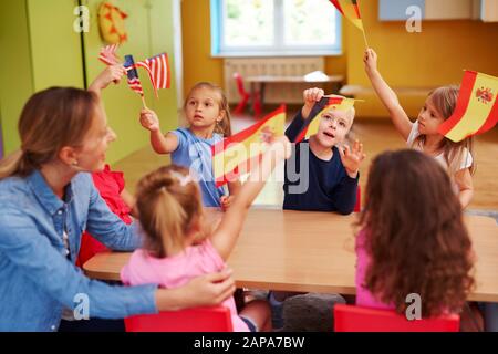 Gruppe von Kindern, die während des Unterrichts in der Schule Sprachen lernen Stockfoto