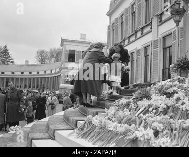 Koninginnedag 1956 Beschreibung: Defilé langs paleis Soestdijk anlässlich des Geburtstags von Königin Juliana Datum: 30. april 1956 Ort: Soestdijk, Utrechter Schlüsselwörter: Defilés, Königin, Musikleichen, Geburtstage Stockfoto