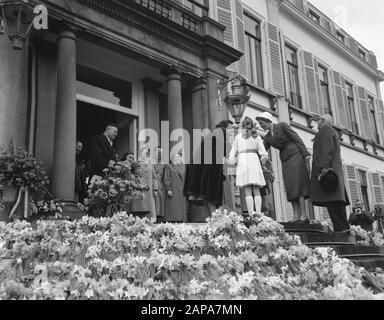 Koninginnedag 1956 Beschreibung: Defilé langs paleis Soestdijk anlässlich des Geburtstags von Königin Juliana Datum: 30. april 1956 Ort: Soestdijk, Utrechter Schlüsselwörter: Defilés, Königin, Geburtstage Stockfoto