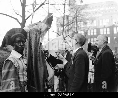 Ankunft Sint Nicholas in Amsterdam Datum: 19. November 1955 Ort: Amsterdam, Noord-Holland Schlüsselwörter: Ankunft persönlicher Name: Sinterklaas Stockfoto