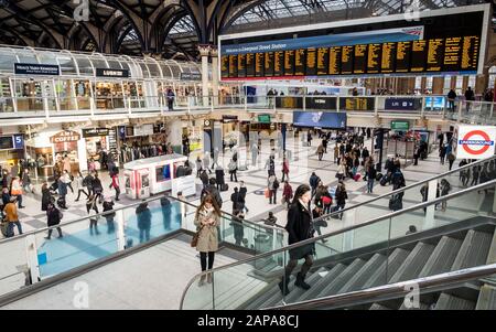 Der Bahnhof Liverpool Street liegt in der Stadt. Reisende und Pendler warten im Zuge dieses vielbefahrenen Bahnhofs und U-Bahnhofs. Stockfoto