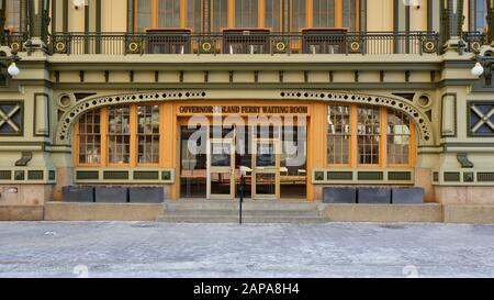 Außenfassade des Warteraumes der Fähre von Govenors Island im Battery Maritime Building in Manhattan, New York, NY. Stockfoto