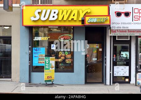 Subway Restaurant, 577 2. Ave, New York, NYC Schaufensterfoto eines Sandwich-Shop-Restaurants in der Kips Bay-Nachbarschaft von Manhattan. Stockfoto